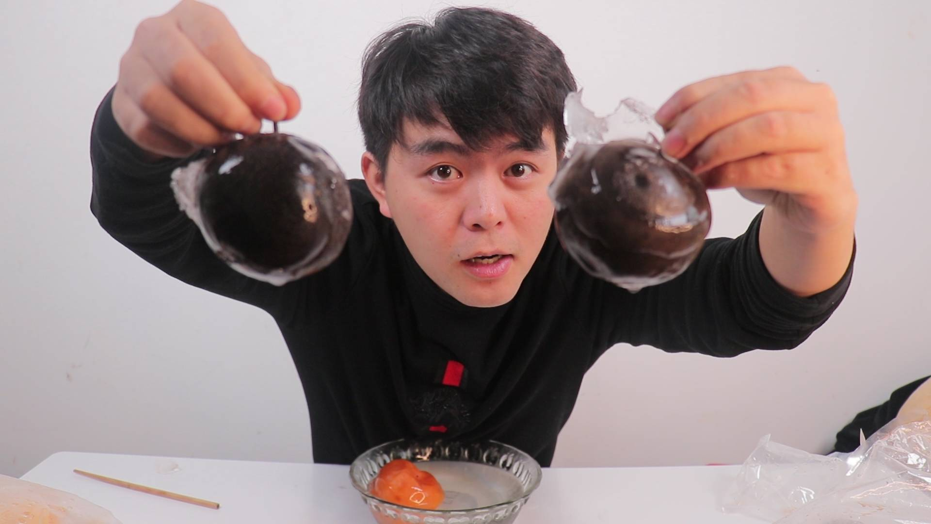 南方人不懂为什么东北人喜欢黑黑的冻梨,吃了才知道原来这么美味